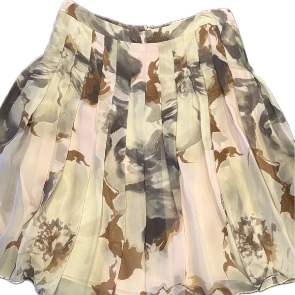 Theory - Elegant Women's Pleated Silk Skirt - Cream and Brown Floral Print - Picture 8 of 8